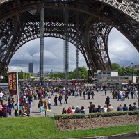 Прогулка по Парижу.../под Эйфелевой башней/ :: igor G.