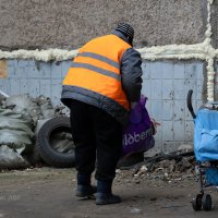 Дворник на работе :: Александр Синдерёв