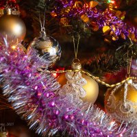 Новогодние игрушки на ёлке :: Александр Синдерёв