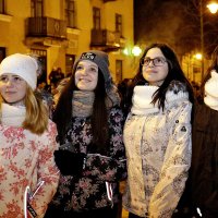 Девушки смотрят на новогодний салют (4) :: Игорь Парв