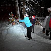 Ёлочку подправляет. :: ВикТор Быстров