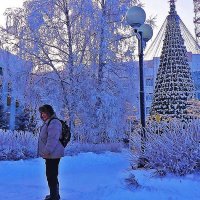 Январь...У новогодней елки нефтяников! :: Владимир 