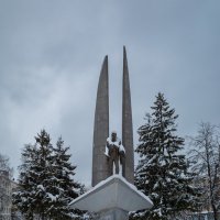Памятник Р.Е. Алексееву в Сормово :: Александр Синдерёв