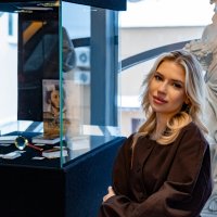 Девушка в музее :: Илья Шенгелия