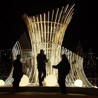 Силуэты на фонтане :: Владимир Чумакин