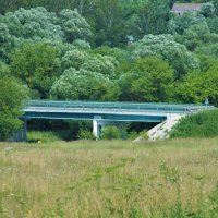 ПЕЙЗАЖ С МОСТОМ СРЕДИ ЛЕТНЕЙ ЗЕЛЕНИ :: Валентина 