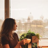 Девушка пьёт кофе на фоне храма :: Илья Шенгелия