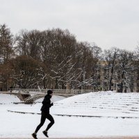 Человек бежит на фоне зимнего парка :: Илья Шенгелия