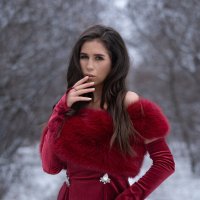 Модница-снегурочка Мария на зимней тропинке :: Viktoria Anufrieva