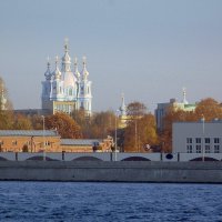 Нева, Смольный  собор  вдалеке :: Фотогруппа Весна