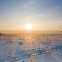 Солнечный зимний пейзаж на восходе солнца туманным утром с воронками :: Владимир Кириченко