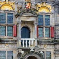 Молодая поросль старинной ратуши. :: Валерий Готлиб Молодая поросль старинной ратуши. :: Валерий Готлиб