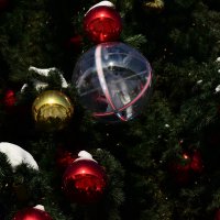 Медиашарик  на ёлке. :: Наталья Вязигина