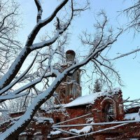 У разрушенной церкви... :: Ирина *