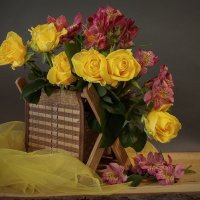 Натюрмот с жёлтыми розами и альстромерией. :: Лилия *