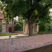 У входа в парк... :: Николай Гирш