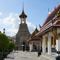 Внутренний двор Ват Пхра Кео и храмовая колокольня :: Иван Литвинов