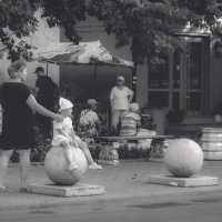 Девочка на шаре (чб) :: Сергей Царёв Девочка на шаре (чб) :: Сергей Царёв