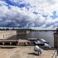 Над крышами Петропавловки :: Евгений Над крышами Петропавловки :: Евгений
