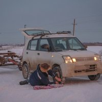 Если дорога сильно скользкая, лучше надеть цепи на колёса. :: Павел Крутенко
