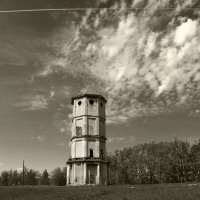 Водонапорная башня старинная. Гатчина :: Наталья Водонапорная башня старинная. Гатчина :: Наталья