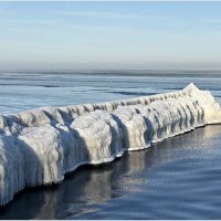 Вчера на море. Обледенелый волнорез. :: Валерия Комова