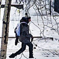 Февраль...Мальчик -инвалид торопится на уроки! :: Владимир 