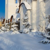 Зимняя улица у церкви :: Александр Синдерёв