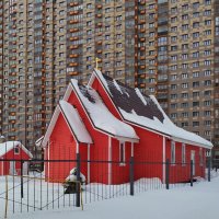 Храм в городе :: Александр Чеботарь