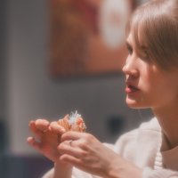 Девушка в кафе :: Илья Шенгелия