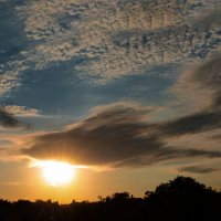 Медленно вечер тает, превращаясь в ночные сны :: Римма Волченко