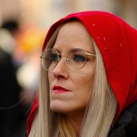 Девушка в красной накидке :: Юрий. Шмаков