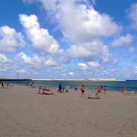 Пляж у пирса :: Сергей Карачин