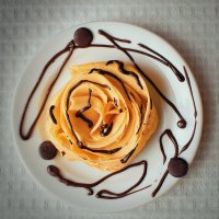 В пятый день Масленицы блинчики с шоколадом. :: Татьяна Помогалова