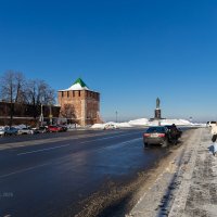 Георгиевская башня и памятник Чкалову :: Александр Синдерёв