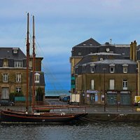 Тихое раннее утро в морском городе :: В.И 