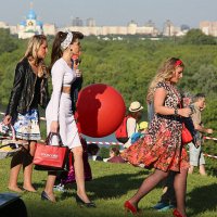 девочки идут :: Олег Лукьянов