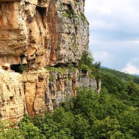 Скальный пояс Гуамского хребта(тропа на Орлиную полку идет внизу, под деревьями,у подножия скал)) :: Александр Герасенков Скальный пояс Гуамского хребта(тропа на Орлиную полку идет внизу, под деревьями,у подножия скал)) :: Александр Герасенков