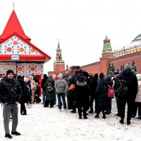 Очередь в кассу на каток ГУМа. :: Татьяна Помогалова