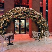 Цветочная арка перед кафе :: Veera V