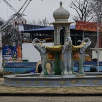 Сказочный фонтан в парке аттракционов :: Мариша 