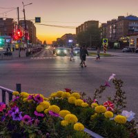 Ухта. Северные закаты на проспекте Ленина, вдали уже тайга..., вот и комарья в городе хватает :: Николай Зиновьев