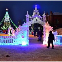 Ледовый городок  в Сибирском городке. :: Михаил Курзанцев