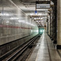 Огни поезда выезжающего из тоннеля :: Константин Бобинский