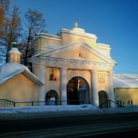 Центральные ворота в монастырь :: Сергей Кочнев