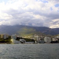 Вид на вечернюю Ялту с моря :: Леонид 