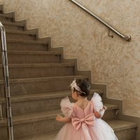 Арианочка и её шикарное платюшко :: Батик Табуев