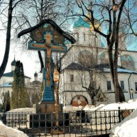 Памятный каменный крест В Новоспасском монастыре. :: Татьяна Помогалова