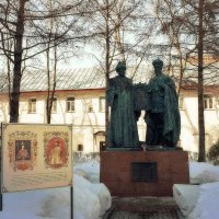 Памятник  «Первый и последний цари из династии Романовых». :: Татьяна Помогалова