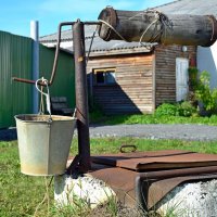 Деревенский колодец. :: Михаил Курзанцев